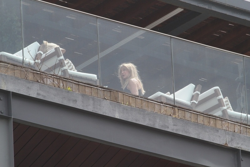 1.out.2013 - Goldie Hawn aparece na sacada da piscina do hotel Fasano, onde está hospedada na zona Sul do Rio de Janeiro