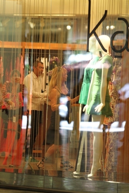 1.out.2013 - Goldie Hawn escolhe vestidos em loja de shopping em Ipanema, no Rio de Janeiro. A atriz está na cidade para o baile de gala da amfAR, que acontece nesta sexta-feira (4) no Copacaba Palace