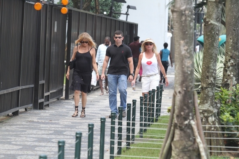 1.out.2013 - Goldie Hawn passeia em Ipanema, no Rio de Janeiro. A atriz está na cidade para o baile de gala da amfAR, que acontece nesta sexta-feira (4) no Copacaba Palace