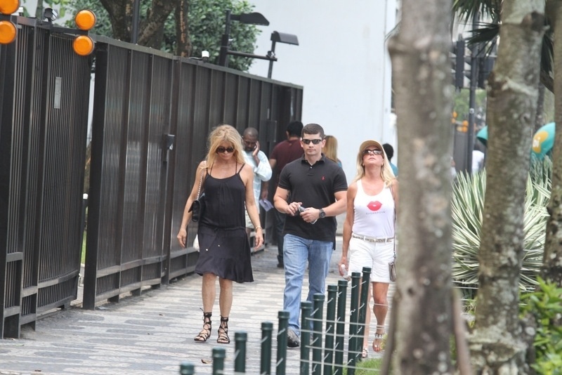 1.out.2013 - Goldie Hawn passeia em Ipanema, no Rio de Janeiro. A atriz está na cidade para o baile de gala da amfAR, que acontece nesta sexta-feira (4) no Copacaba Palace