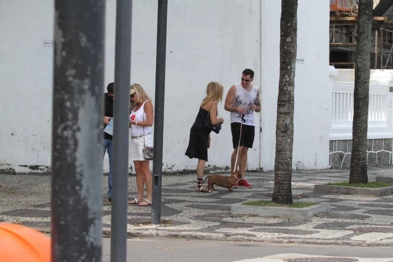 1.out.2013 - Goldie Hawn passeia em Ipanema, no Rio de Janeiro, e para apara conversar com dono de cachorro