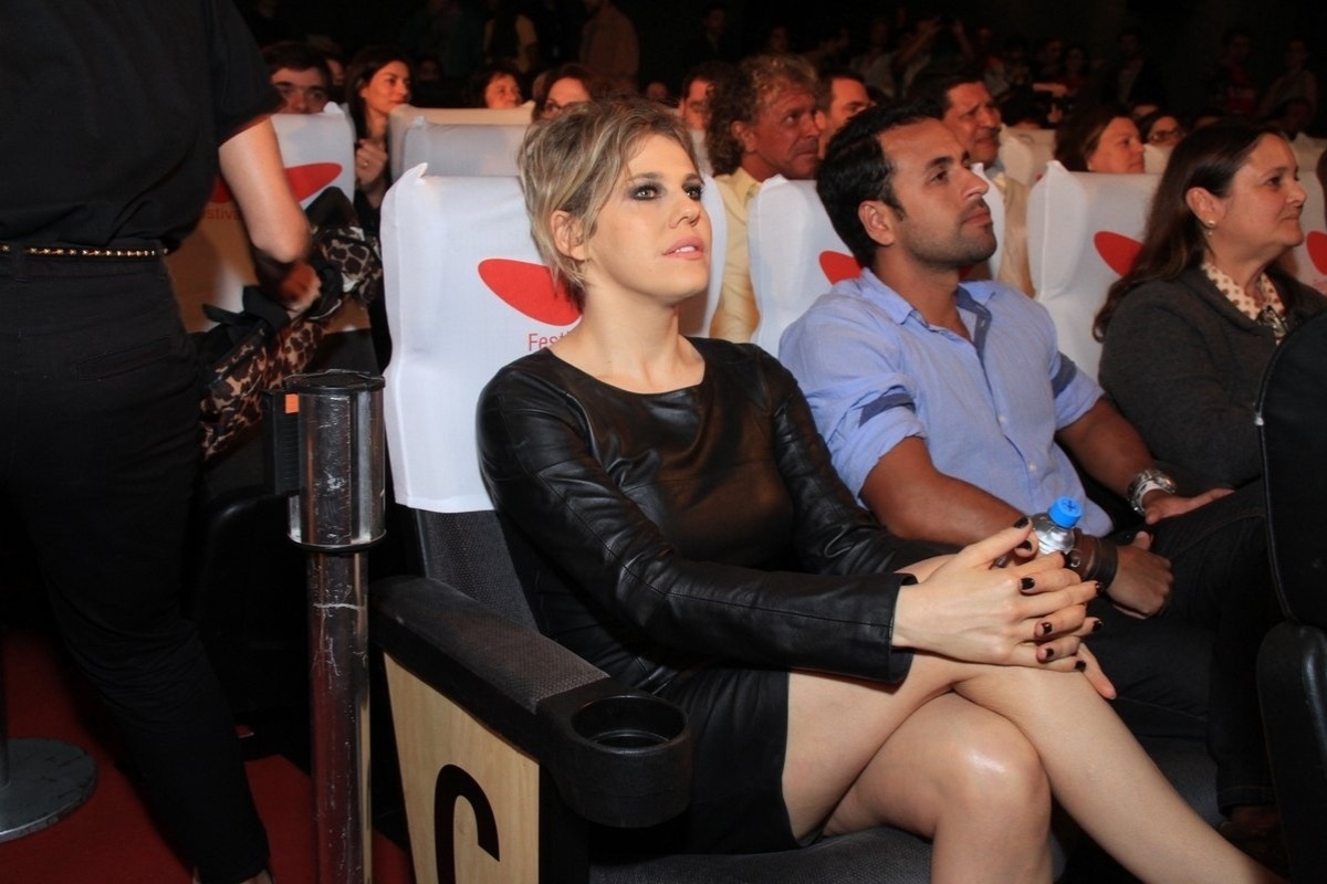 29.set.2013 - Bárbara Paz vai à estreia de "Gata Velha Ainda Mia" no Festival do Rio - Foto Rio News