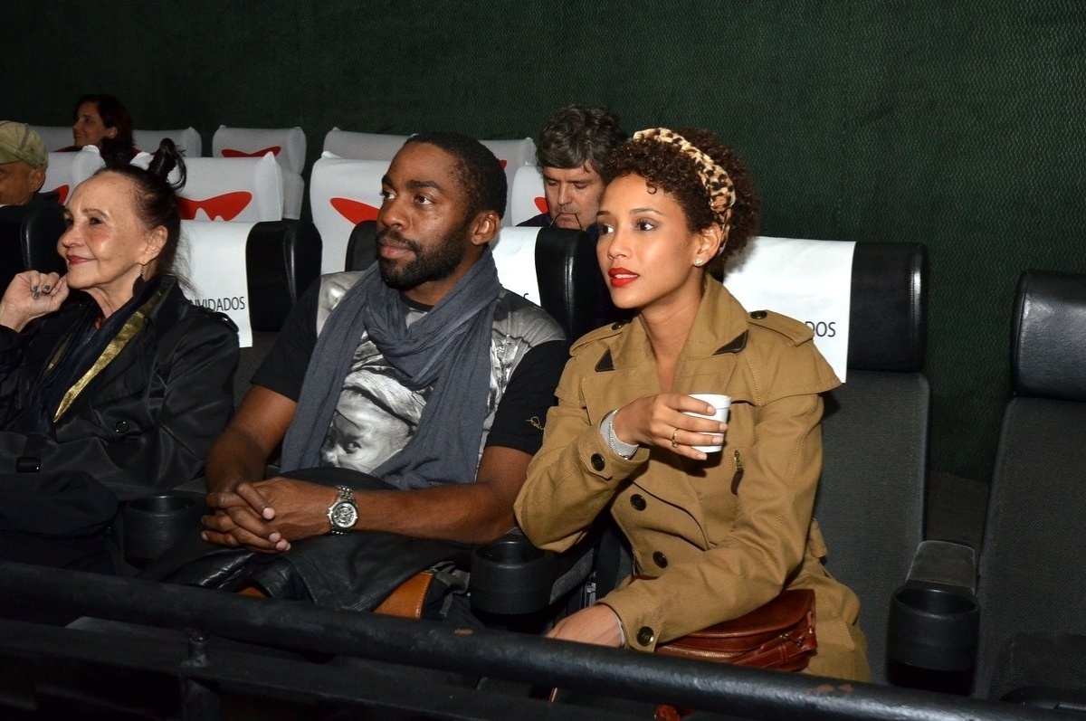 29.set.2013 - O casal de atores Lázaro Ramos e Taís Araújo vai à estreia do filme "O Homem das Multidões" no Festival do Rio - AgNews