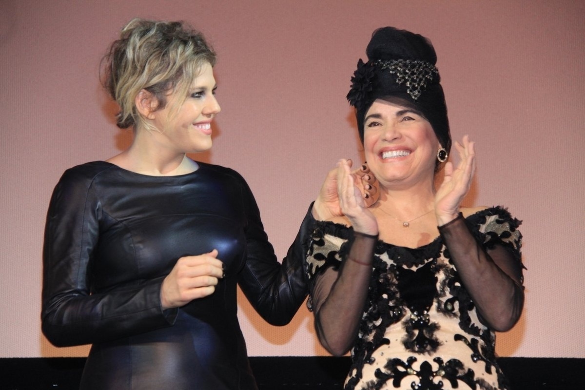 29.set.2013 - Regina Duarte e Bárbara Paz vão à estreia de "Gata Velha Ainda Mia" no Festival do Rio - Foto Rio News