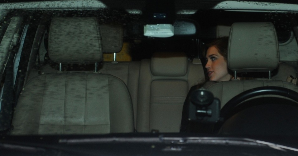 30.set.2013 - Sophia Abrahão e Fiuk tentam se esconder, mas são fotografados saindo da premiação no mesmo carro