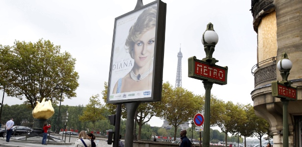 Cartaz de"Diana" foi retirado nesta terça (1º/10) das proximidades do local onde a princesa morreu, em Paris - Christophe Karaba/EFE