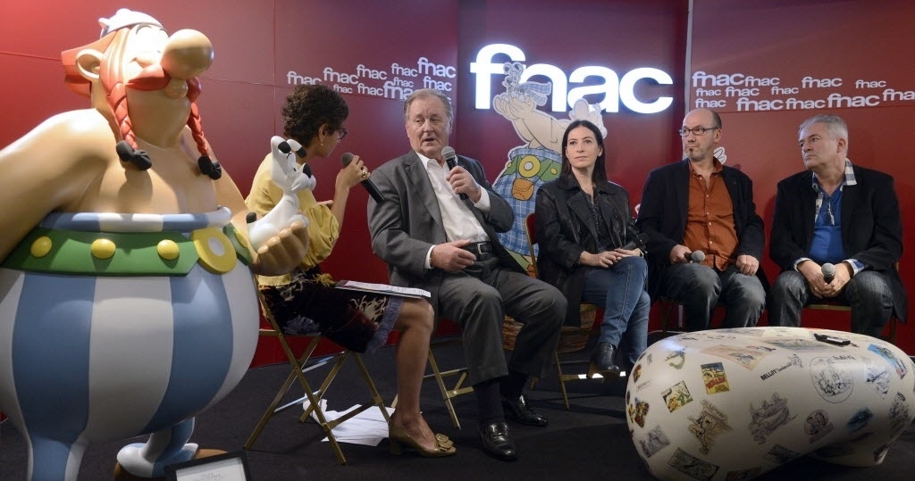 02.out.2013 - O cartunista Albert Uderzo, Anne Goscinny (filha do autor Rene Goscinny), o roteirista Jean-Yves Ferri e o desenhista Didier Conrad apresentam "Asterix Entre os Pictos" em Paris - AFP