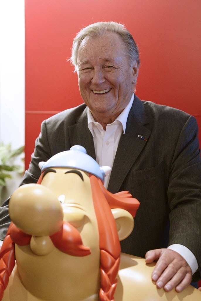 02.out.2013 - O cartunista Albert Uderzo, coautor de Asterix, apresenta nova HQ do personagem, desenhada por Didier Conrad - AFP