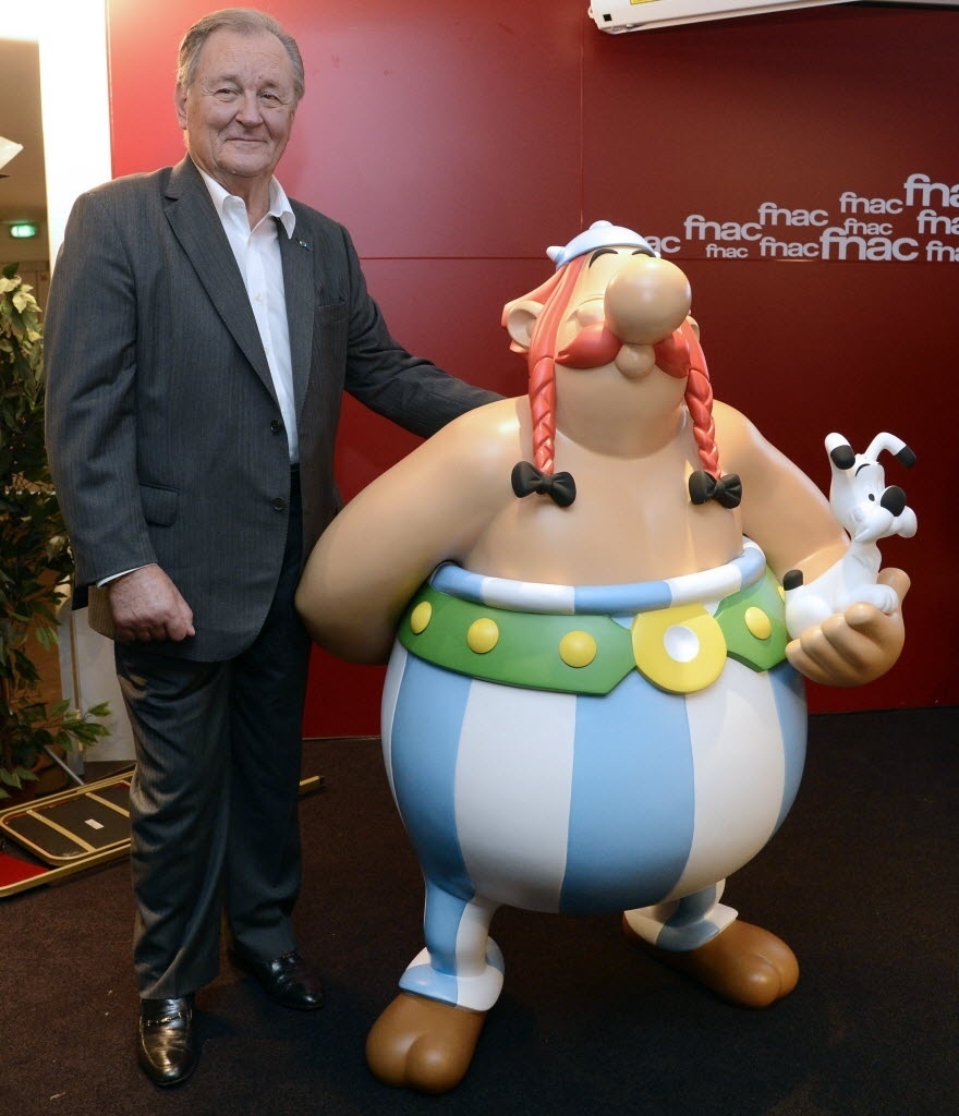 02.out.2013 - O cartunista Albert Uderzo, coautor de Asterix, apresenta nova HQ do personagem, desenhada por Didier Conrad - AFP