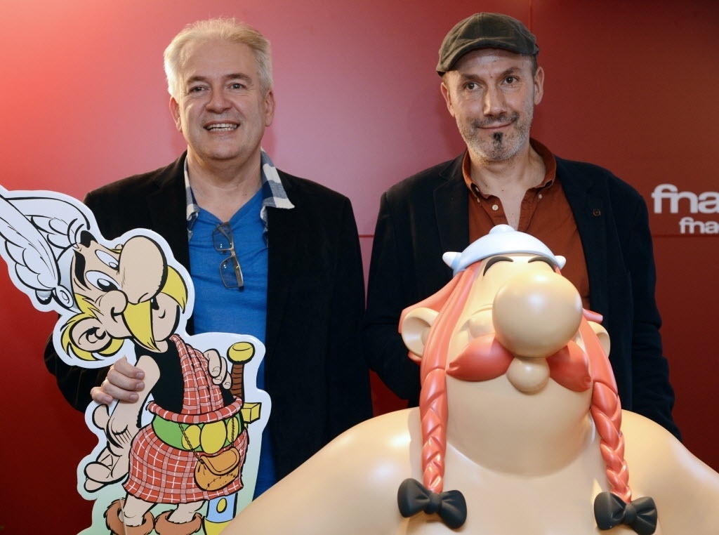 02.out.2013 - O roteirista Jean-Yves Ferri e o ilustrador Didier Conrad apresentam "Asterix Entre os Pictos" em Paris - AFP