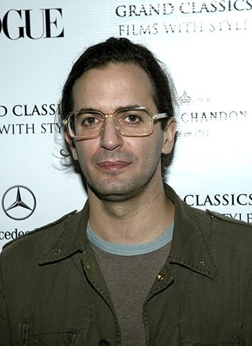 11 mai. 2004 - Óculos de grau e cabelos descuidados complementavam o estilo básico de Marc Jacobs anos atrás - Getty Images