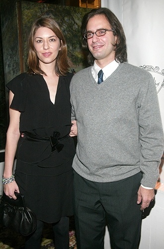 13 jan. 2004 - Marc Jacobs era o típico nerd da moda, que optava por looks básicos e passava o dia em seu escritório trabalhando. Aqui, ele posa ao lado de uma de suas melhores amigas, a diretora Sofia Coppola - Getty Images