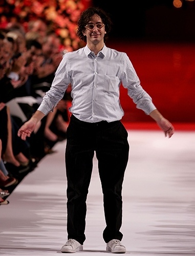 13 set. 2004 - Marc Jacobs mostrava pouco cuidado ao escolher suas peças de alfaiataria, que davam ar desleixado ao estilista, como nesta combinação de camisa listrada, com calça preta e tênis usada para apresentar sua coleção Verão 2005 em NY - Getty Images