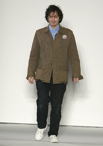 14 set. 2004 - Quem conheceu o estilista Marc Jacobs nos últimos cinco anos, teria dificuldade em identificar o rapaz da foto. Cabelo bagunçado com cara de ensebado (não proposital) e jaqueta em número maior ao manequim faziam parte do figurino pouco cuidado de Marc Jacobs. Na foto, o estilista agradece o público de seu segundo desfile para o Verão 2005 - Getty Images