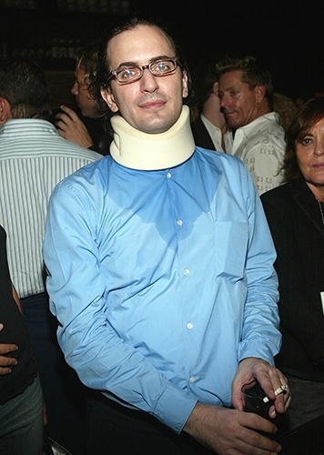 15 set. 2004 - Camisa azul amassada e suada com maço de cigarros no bolso estava entre as escolhas no visual de Marc Jacobs para ir à festa em celebração de seu desfile Verão 2004 em NY - Getty Images