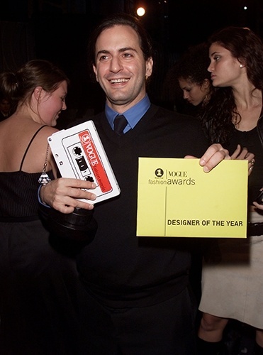 19 out. 2001 - No início dos anos 2000, Marc Jacobs era conhecido por seu estilo convencional, marcado pelo uso de camisas básicas com gravatas simples e malhas do tipo suéter. Na foto, Jacobs ao ganhar o prêmio de estilista do ano do VH1 Vogue Fashion Awards - Getty Images