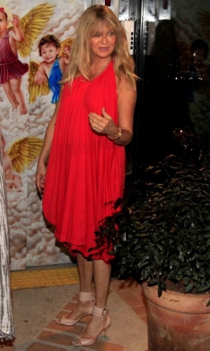 1.out.2013 - Simpática, a atriz Goldie Hawn sorri ao ser fotografada chegando em um restaurante em Santa Teresa, no Rio de Janeiro