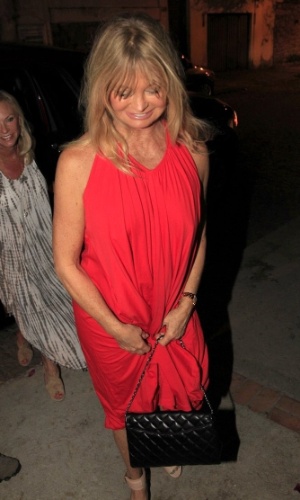 1.out.2013 - Simpática, a atriz Goldie Hawn sorri ao ser fotografada chegando em um restaurante em Santa Teresa, no Rio de Janeiro