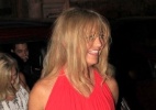 Goldie Hawn sorri ao ser fotografada em Santa Teresa - Delson Silva / AgNews
