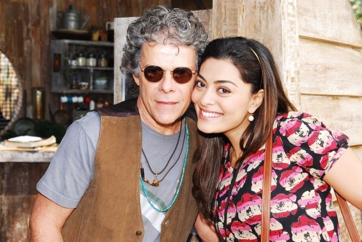 2008- Em "A Favorita", o hippie Augusto, vivido por José Mayer, era um cantor e ídolo da repórter Maíra, vivida por Juliana Paes. O dois namoraram no início da trama