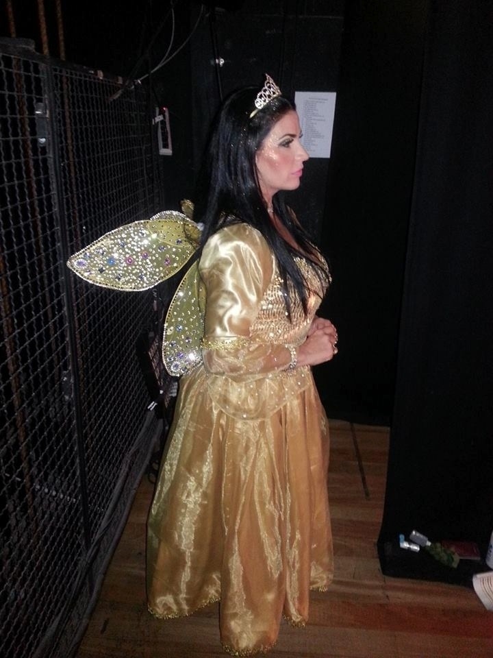 2013 - Solange Gomes ansiosa para entrar em cena no espetáculo infantil "Tinker". Na peça, a musa vive a Rainha das Fadas