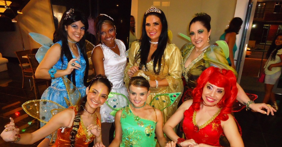 2013 - Solange Gomes posando com os seus colegas de elenco no espetáculo infantil "Tinker"