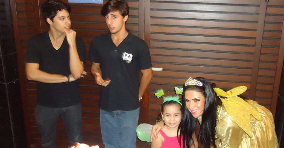 2013 - Solange Gomes posando com um de seus fãs mirins após se apresentar no espetáculo infantil "Tinker", em Niterói