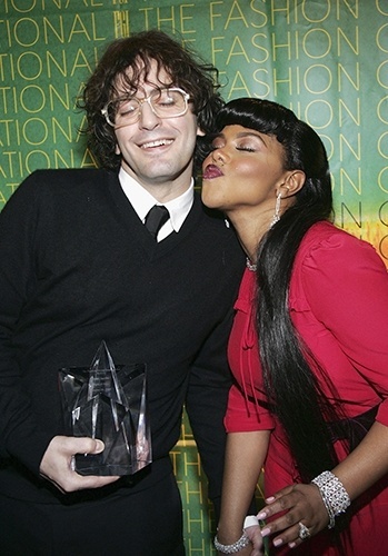 28 out. 2004 - Além do look básico, a palidez marcava o estilo de Marc Jacobs, aqui ao lado da rapper Lil' Kim. Em entrevista de 2012, Marc Jacobs explicou que trabalhava demais e vivia doente - Getty Images