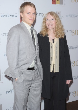2.mai.2012 - Mia Farrow e o filho, Ronan, comparecem a festa da ONU em Nova York - Michael Loccisano/Getty Images