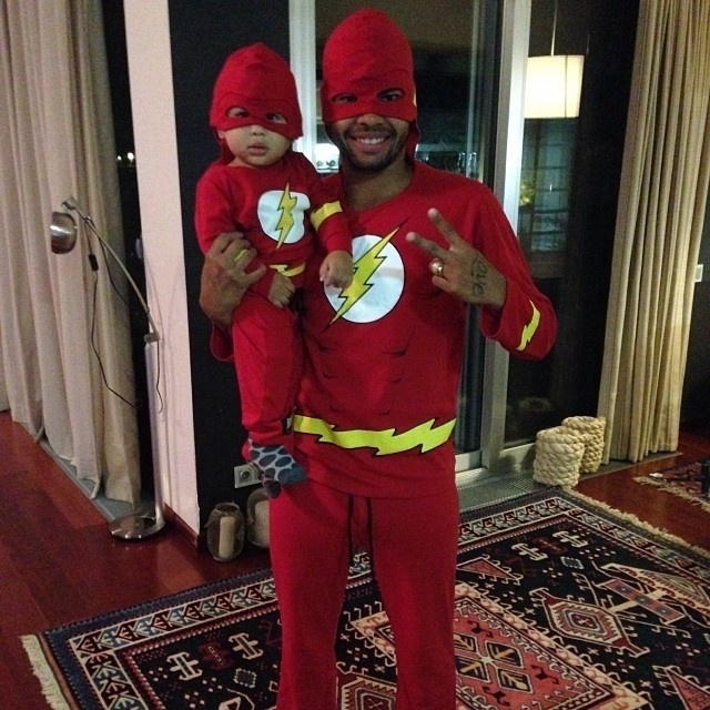 2.out.2013 - Dani Souza, ex-mulher Samambaia, divulgou uma foto onde aparece o marido, o jogador Dentinho, e o filho, Bruno Lucas, vestidos de super-heróis