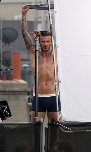 2.out.2013 - David Beckham fica só de cueca ao gravar um novo comercial para a marca H&M, que deve estrear em fevereiro de 2014. O ex-jogador, que continua em boa forma, aparece tirando a camisa, arrumando a cueca e correndo no telhado da cervejaria Old Trumam Brewery, em Brick Lane, Londres