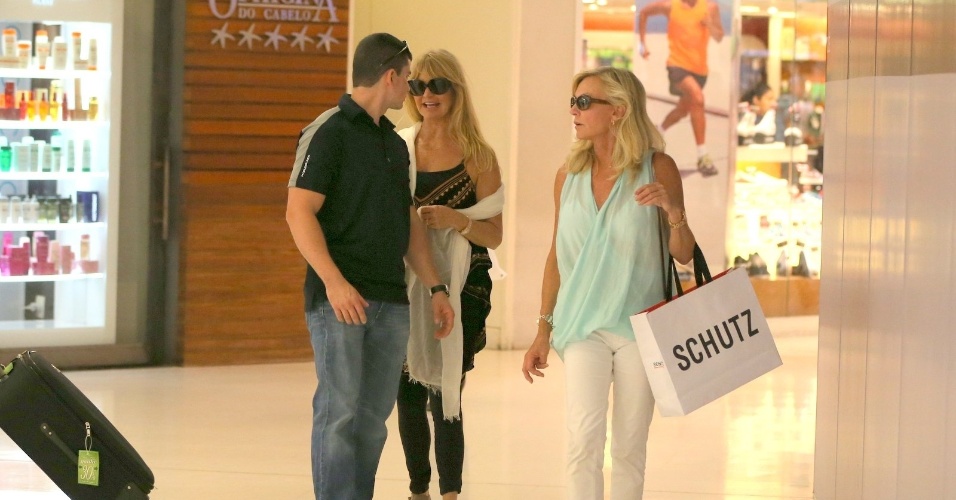 2.out.2013 - Goldie Hawn passeou em um shopping da zona sul do Rio. A atriz está na cidade para o baile de gala da amfAR