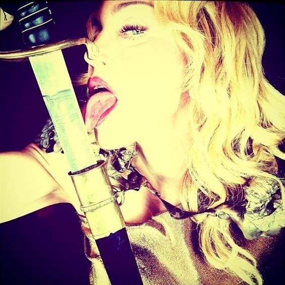 2.out.2013 - Madonna publica foto lambendo espada