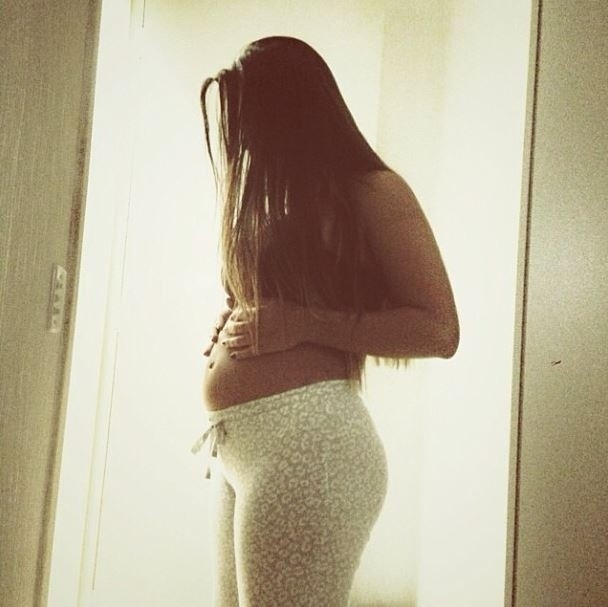 2.out.2013 - Micael Borges fotografa a barriga da mulher grávida