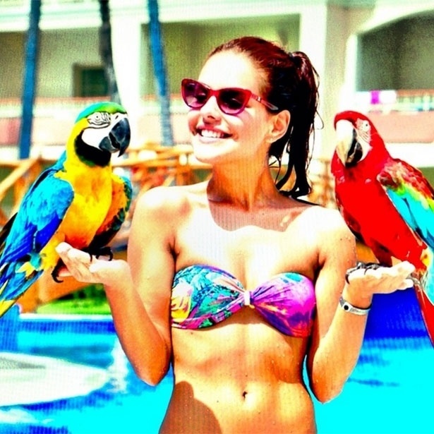 30.set.2013 - Paloma Bernardi, que está de férias na República Dominicana, postou uma foto com Araras em seu perfil na rede social Instagram. "Meus novos amiguinhos", escreveu a atriz