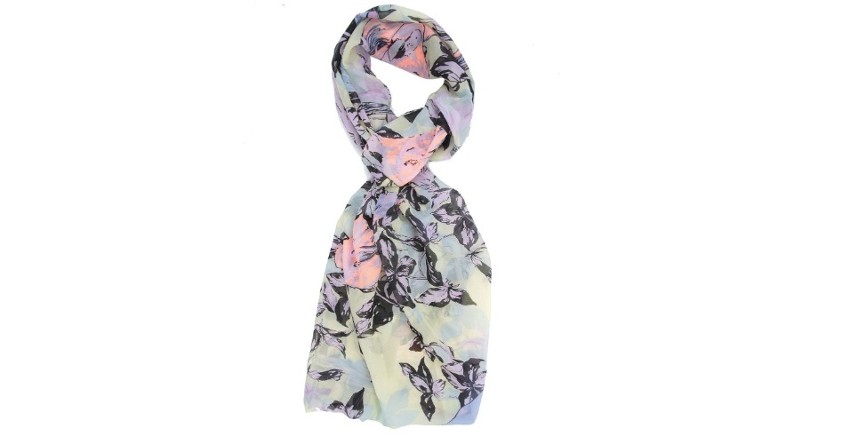 Lenço bem primaveril, com estampa floral em cores pastéis. A peça pode ser usada tanto como echarpe quanto como acessório de cabeça, virando até mesmo um turbante; R$ 29,99, na Marisa (Tel.: 11 3383-7222) Preço pesquisado em setembro de 2013 e sujeito a alterações - Divulgação