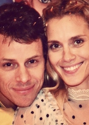 No aniversário do marido, Carolina Dieckmann publica foto do casal na internet com mensagem apaixonada