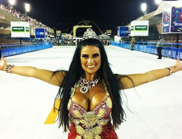 2011- Uma das maiores paixões de Solange Gomes é o carnaval. A modelo desfila na Porto da Pedra há 17 anos
