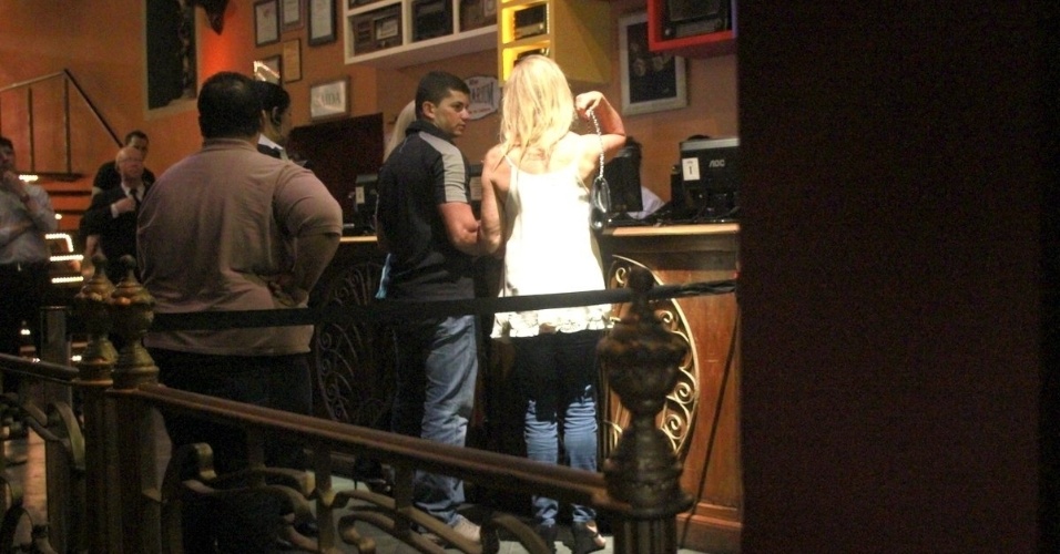 2.out.2013 - Goldie Hawn visita bar no bairro da Lapa, no Rio de Janeiro
