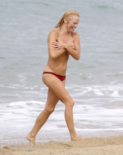 2.out.2013 - Pamela Anderson faz topless na praia de Biarritz, na França.2.ou.2013 - De topless, Pamela Anderson curte praia em Biarritz, na França, com o namorado, o produtor Rick Solomon.
