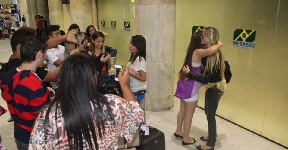 3.out.2013 - Bárbara Evans recebeu abraço de fãs no saguão do Aeroporto Santos Dumont