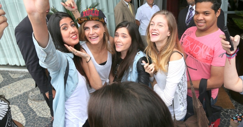 3.set.2013- Simpática, a top tirou fotos  com fãs na porta do hotel, na Zona Sul do Rio