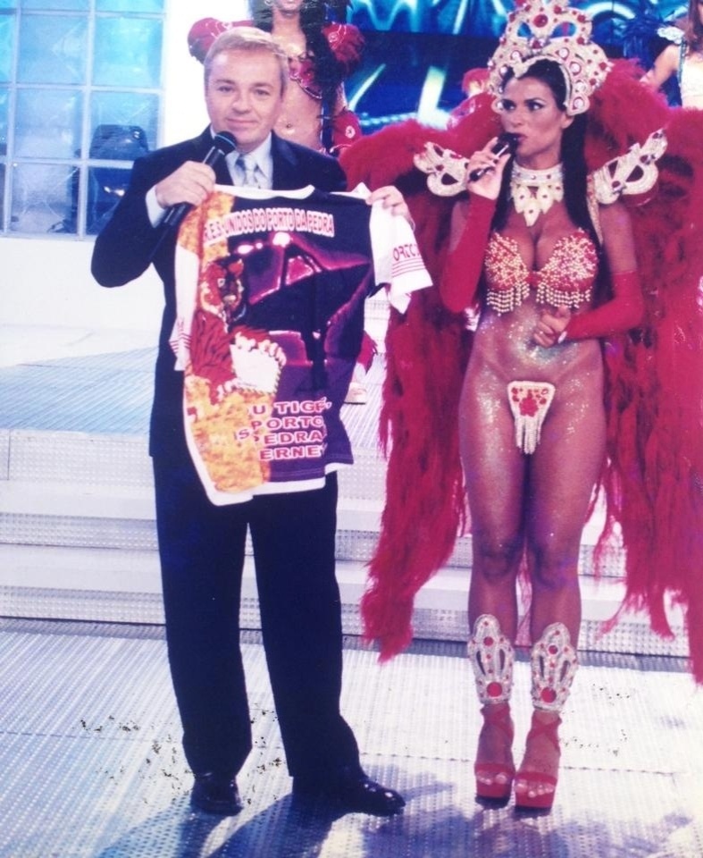 Solange Gomes desfila na escola de samba de Niterói Porto da Pedra há 17 anos. A morena já foi rainha de bateria da agremiação diversas vezes