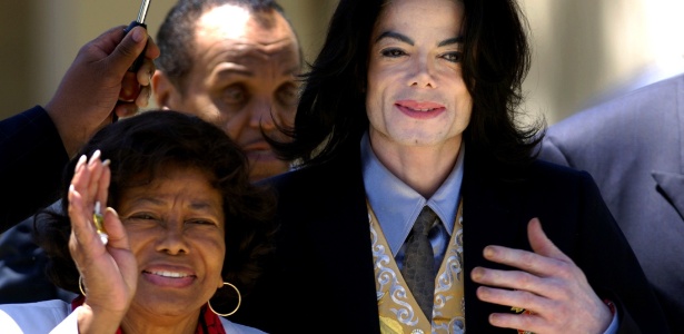25.mai.2005 - Katherine Jackson e Michael Jackson deixam tribunal de Santa Barbara