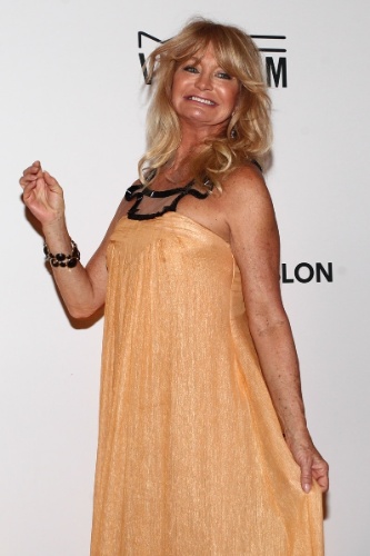 4.out.2013 - A atriz americana Goldie Hawn prestigiou na noite desta sexta o baile de gala organizado pela amfAR no hotel Copacabana Palace, no Rio. A ONG destina recursos à pesquisa da cura e tratamento da Aids
