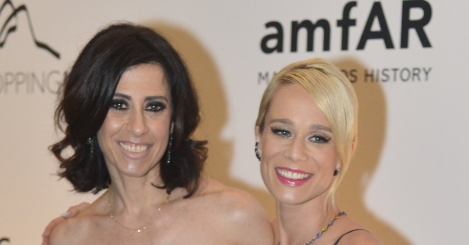 4.out.2013 - Fernanda Torre e Mariana Ximemes posam juntas no baile da amfAR