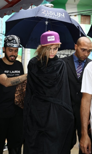 4.set.2013-  A top britânica Cara Delevingne voltou ao Morro Dona Marta, na  zona sul do Rio, para mais uma sessão de fotos.  Nesta sexta ela participa do baile de gala da amfAr no  hotel Copacabana Palace