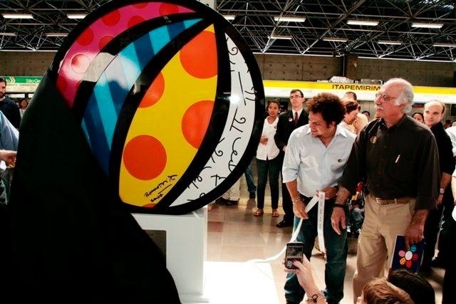Em 2009, Romero Britto presenteou São Paulo com uma escultura em comemoração aos 455 anos da cidade. - Divulgação