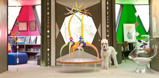 A mesa de apoio octogonal, criada por Bruce Goff, sustenta a escultura de vidro assinada por Stephan Cox - Tony Cenicola/ The New York Times