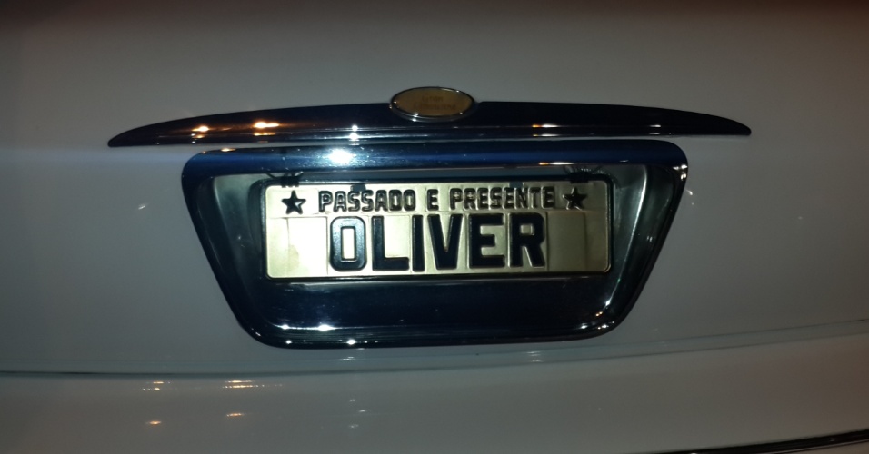 3.out.2013 - Detalhe da placa do carro do Marcos Oliver